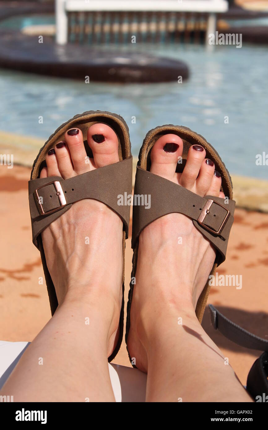 Pies en sandalias fotografías e imágenes de alta resolución - Alamy