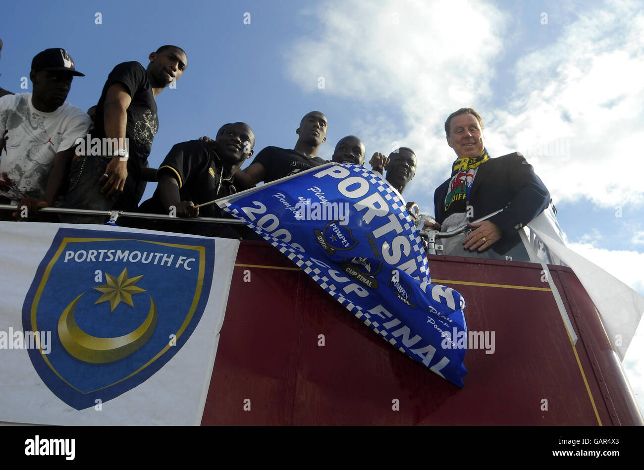 Fútbol - Portsmouth Victory Parade - Portsmouth. Harry Redknapp (derecha) y el equipo durante un desfile en Portsmouth. Foto de stock