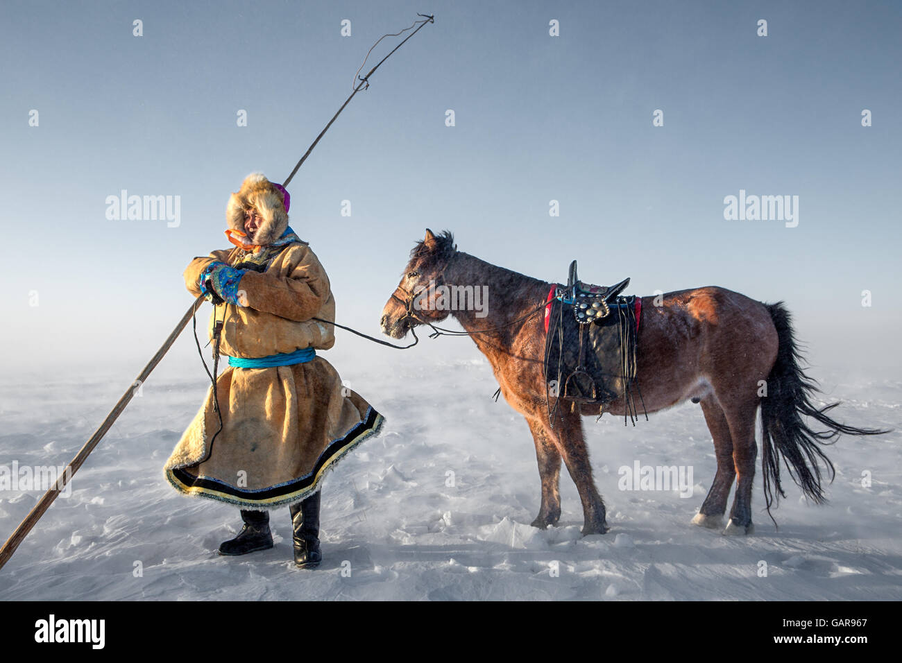 Jinete mongol con su caballo Foto de stock