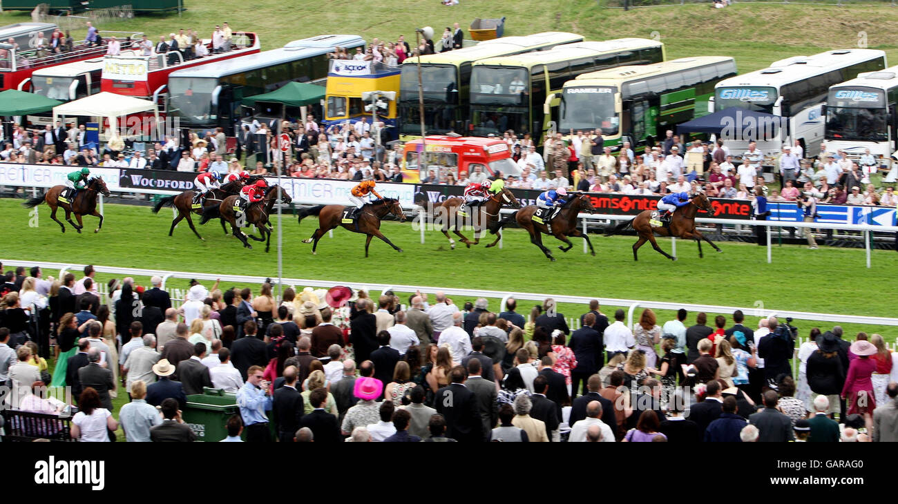 Carreras de caballos - El Festival Derby 2008 - Día de las Damas - Hipódromo de Epsom Downs. Emirates Skyline y el jinete Frankie Dettori ganan el totesport BetXtra Rose Bowl Heritage Handicap en el hipódromo de Epsom Downs, Surrey. Foto de stock