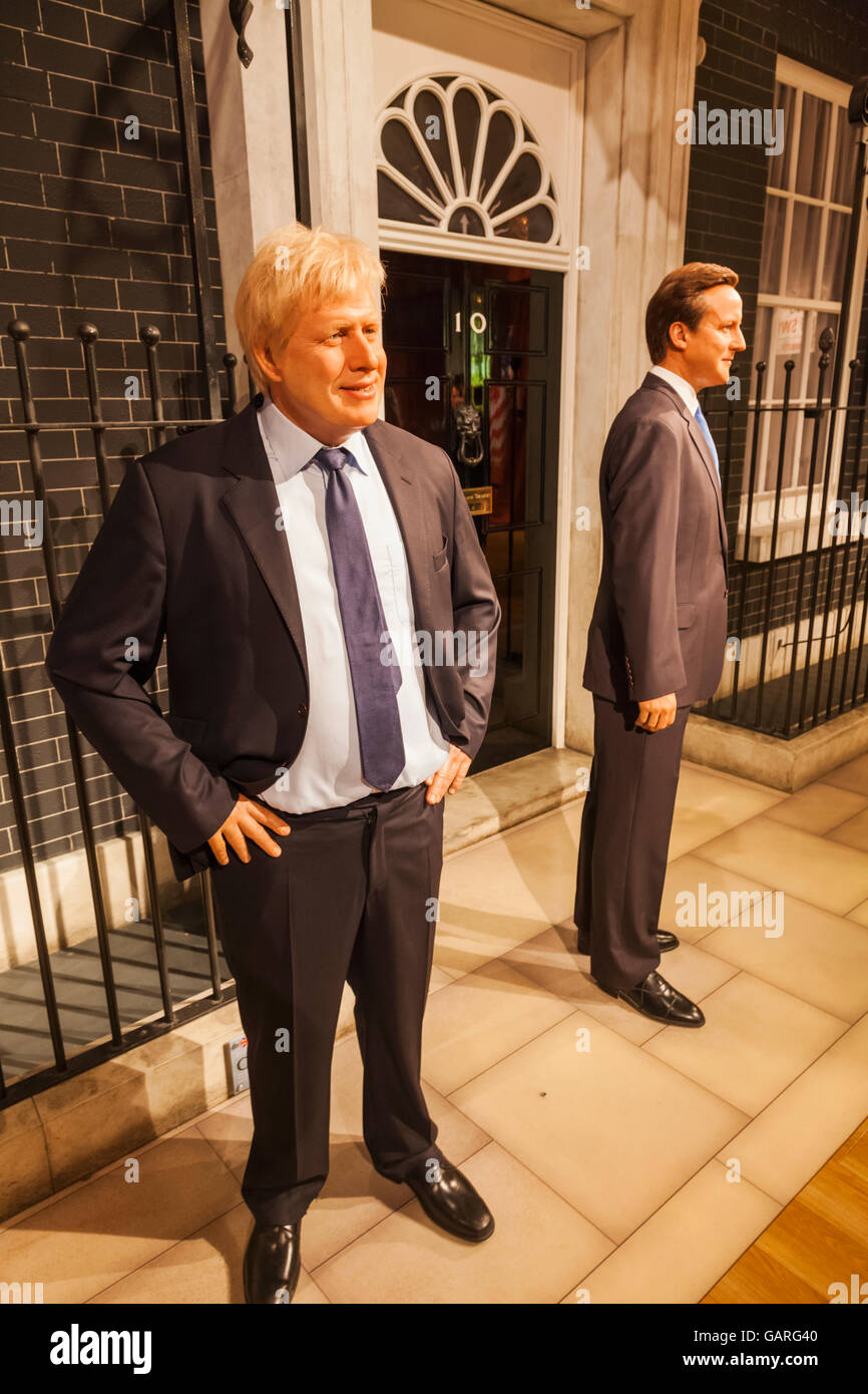 Inglaterra, Londres, Madame Tussauds, figuras de cera de Boris Johnson y David Cameron delante del número 10 de Downing Street Foto de stock