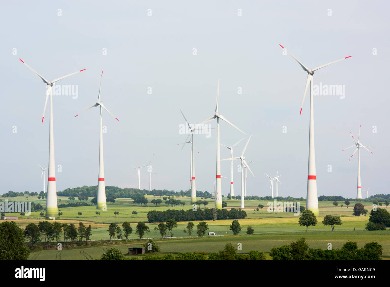 Deutschland, Nordrhein-Westfalen, Paderborn-Benhausen, parque eólico instalado Foto de stock
