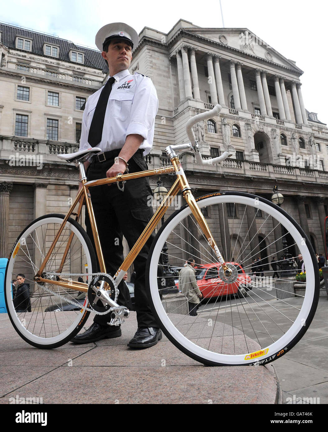 Yannick Read muestra una bicicleta con marco de oro de 24ct en venta para 9500. Encargada por la Asociación de Transporte Ambiental, la bicicleta tiene el extra opcional de un guardia de seguridad cuando se deja en público ya que las bicicletas no pueden ser aseguradas sobre el vale de 4000. Foto de stock