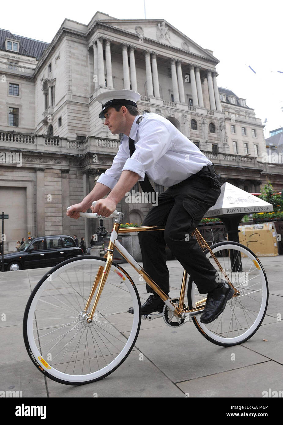 Yannick Read muestra una bicicleta enmarcada en oro 24ct a la venta para 9500. Encargada por la Asociación de Transporte Ambiental, la bicicleta tiene el extra opcional de un guardia de seguridad cuando se deja en público ya que las bicicletas no pueden ser aseguradas sobre el vale de 4000. Londres. Foto de stock