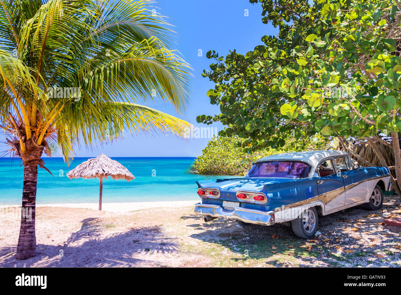 American Vintage oldtimer coche estacionado en una playa de Cuba Foto de stock
