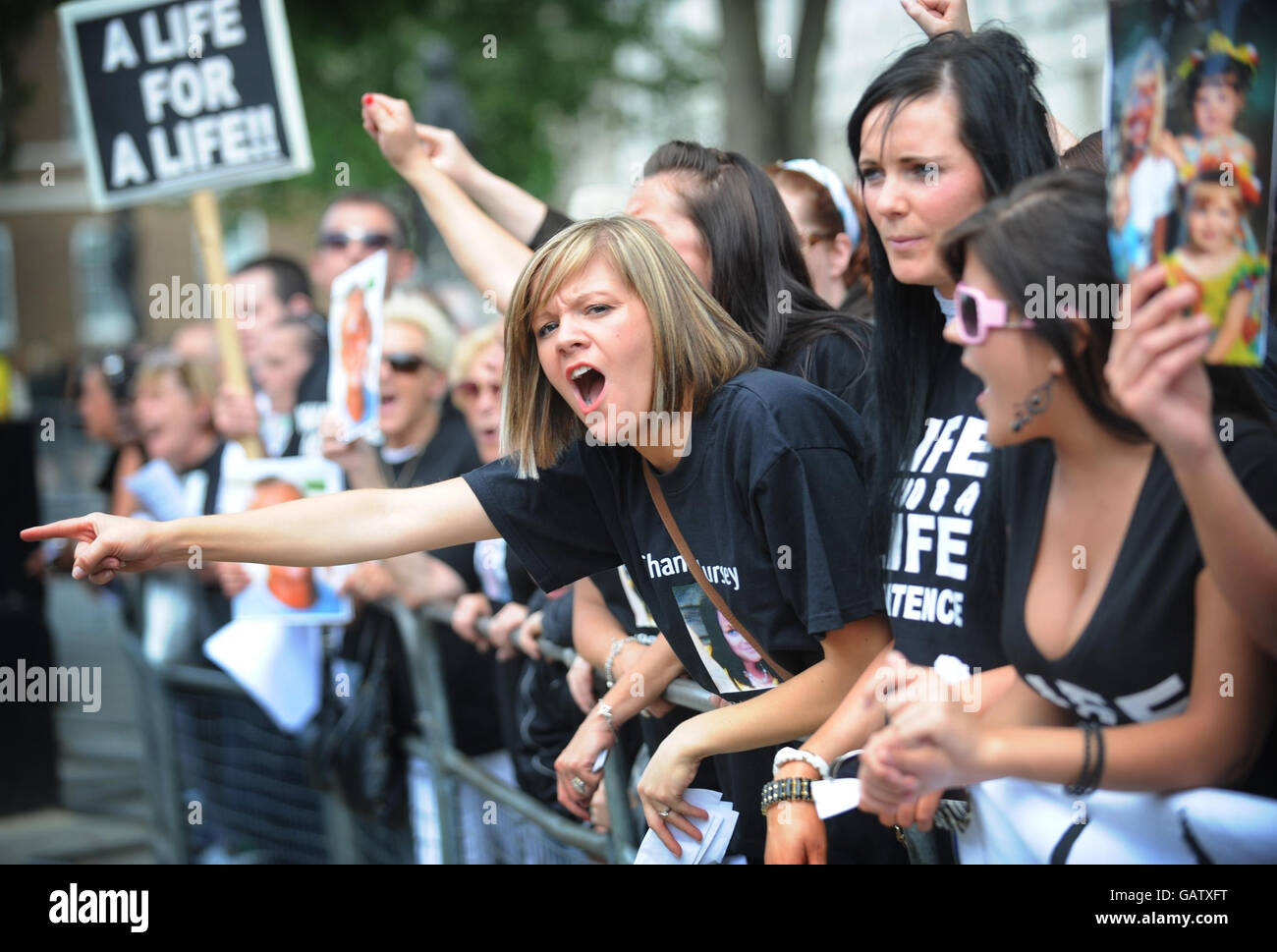 Manifestantes fuera de 10, Downing Street en Londres, haciendo campaña por sentencias más duras por delitos violentos. Foto de stock