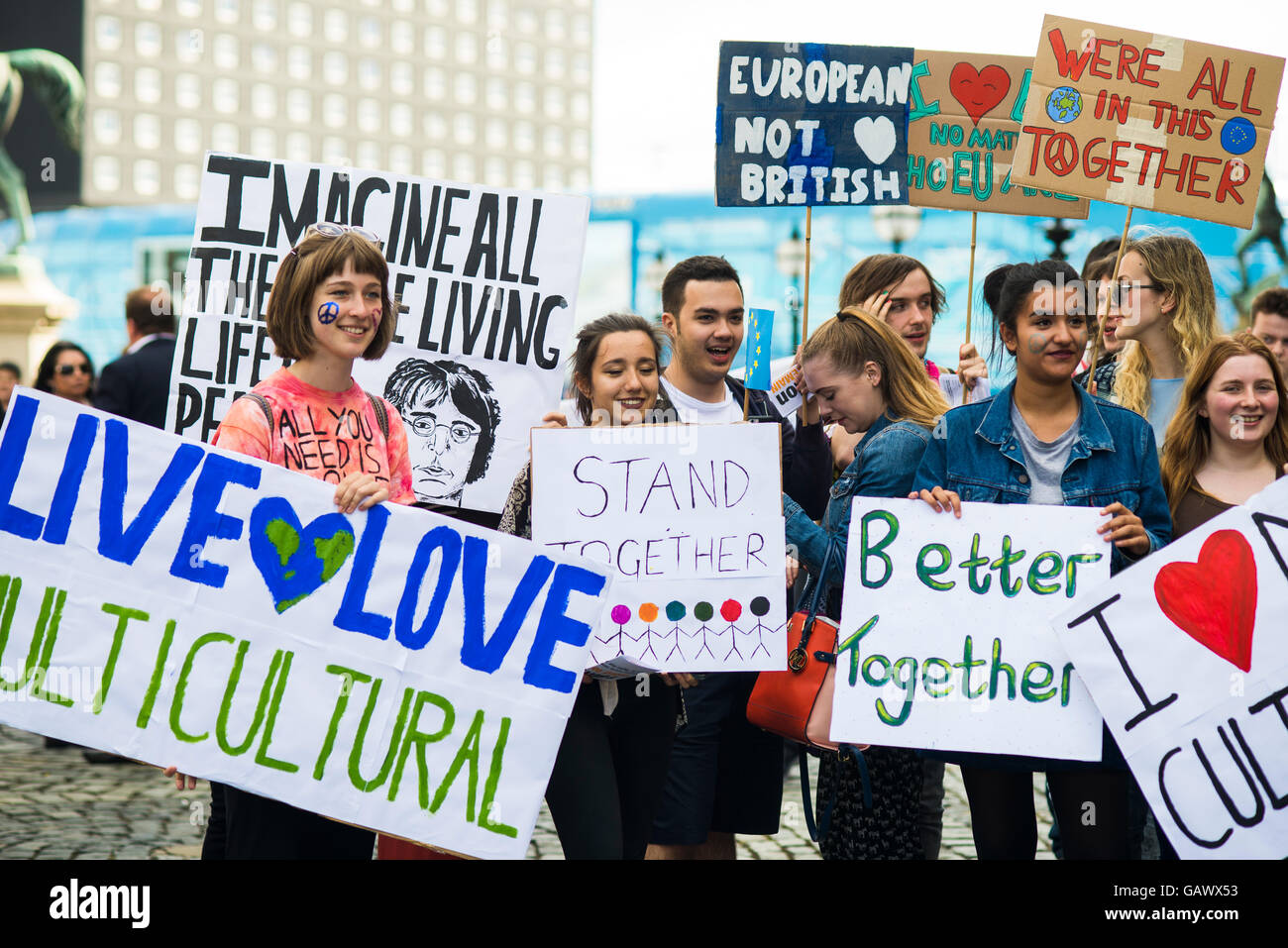 Un grupo de jóvenes que protestaban contra la celebración brexit pro UE firma Foto de stock