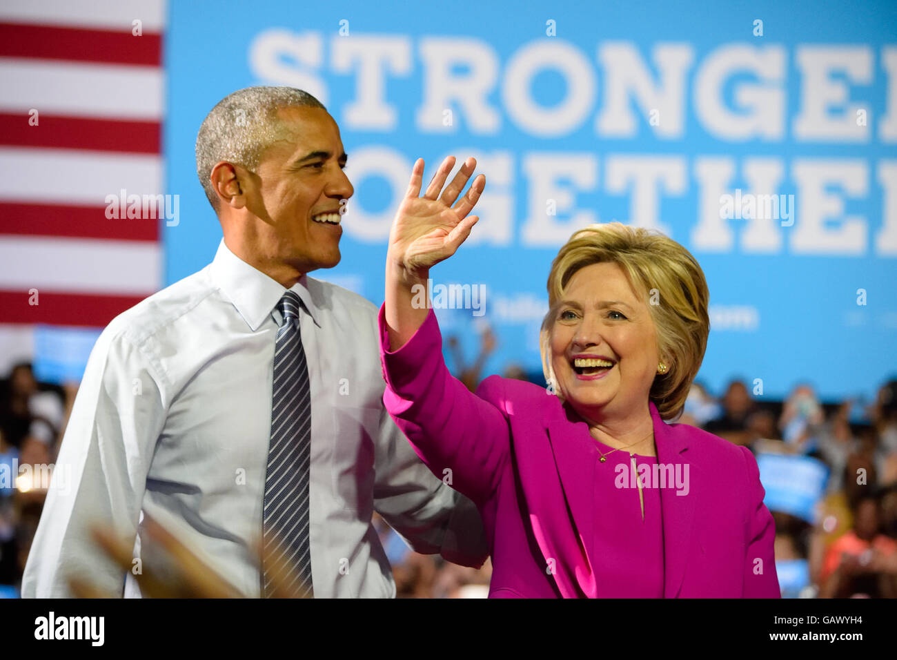 Charlotte, NC, EE.UU.. El 5 de julio, 2016. El presidente estadounidense Barack Obama está en el escenario mirando hacia la izquierda con el presunto candidato presidencial demócrata, Hillary Clinton, a la derecha, durante su primera campaña conjunta de apariencia. El evento se celebró en el centro de convenciones de Charlotte. Crédito: Evan El-Amin/Alamy Live News Foto de stock