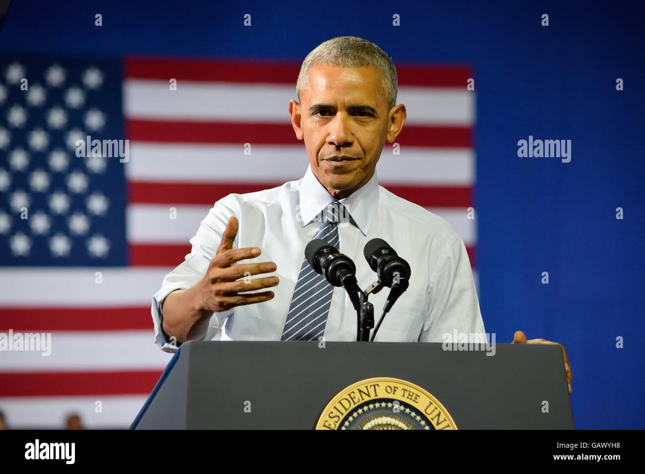 Charlotte, NC, EE.UU.. El 5 de julio, 2016. El presidente estadounidense, Barack Obama, gestos como het pronuncia un discurso en un mitin de campaña, en el centro de convenciones de Charlotte. Crédito: Evan El-Amin/Alamy Live News Foto de stock