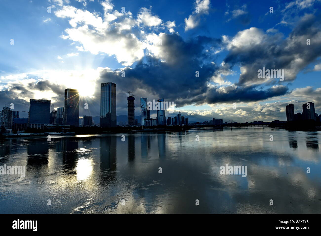 Fuzhou. 7 de julio de 2016. Foto tomada con un teléfono móvil el 7 de julio de 2016 muestra las nubes más de Fuzhou, capital del sudeste de la provincia de Fujian de China. Se espera que el tifón Nepartak traer ráfagas fuertes aguaceros y al sudeste de China y Taiwán Fujian del 8 al 9 de julio. Crédito: Zhang Guojun/Xinhua/Alamy Live News Foto de stock