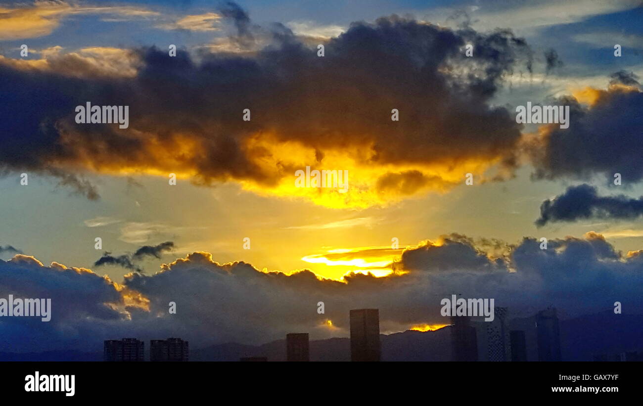 Fuzhou. 7 de julio de 2016. Foto tomada con un teléfono móvil el 7 de julio de 2016 muestra las nubes más de Fuzhou, capital del sudeste de la provincia de Fujian de China. Se espera que el tifón Nepartak traer ráfagas fuertes aguaceros y al sudeste de China y Taiwán Fujian del 8 al 9 de julio. Crédito: Zhang Guojun/Xinhua/Alamy Live News Foto de stock