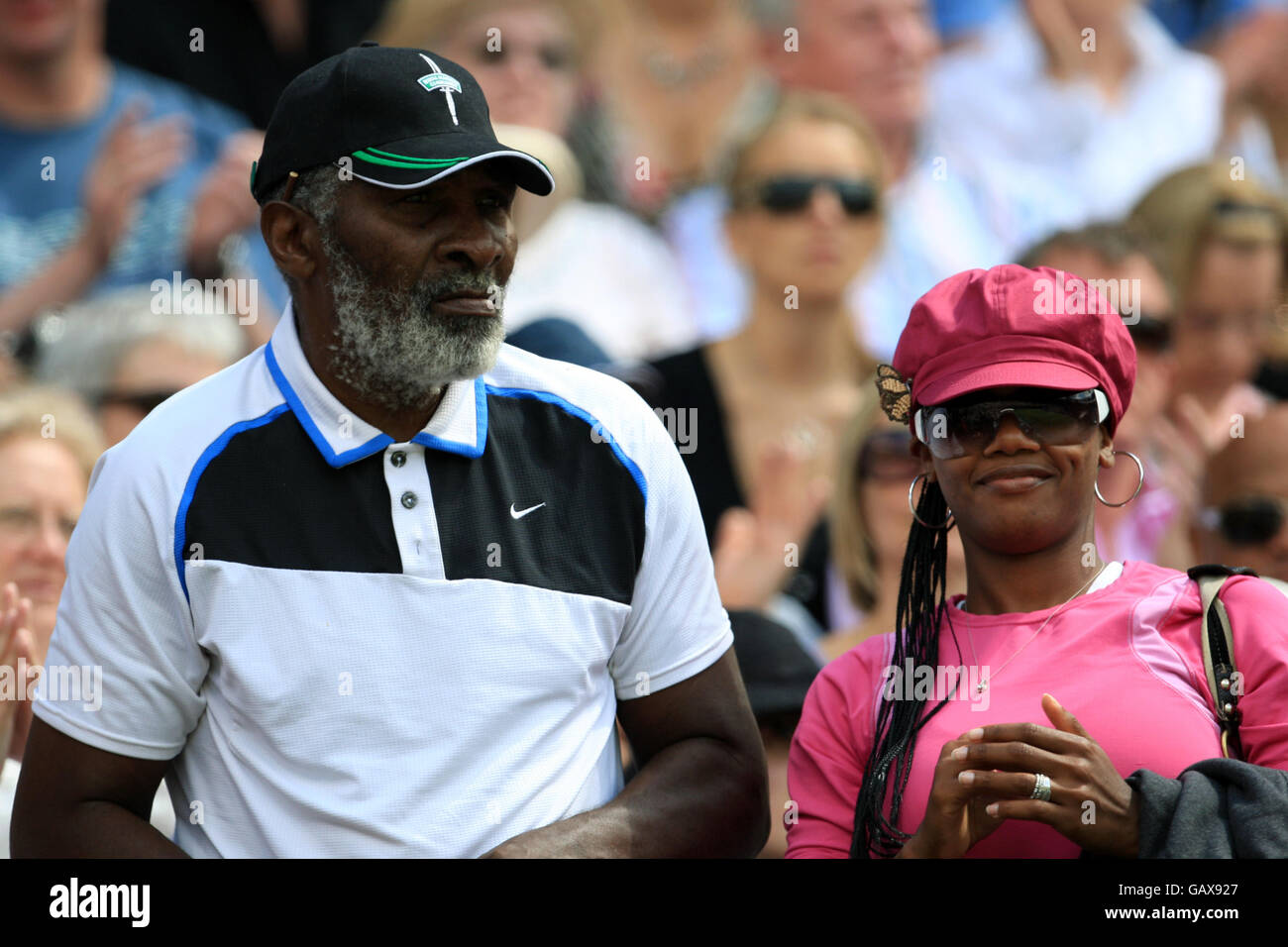 El padre de Serena Williams, Richard Williams, mira a la multitud  Fotografía de stock - Alamy