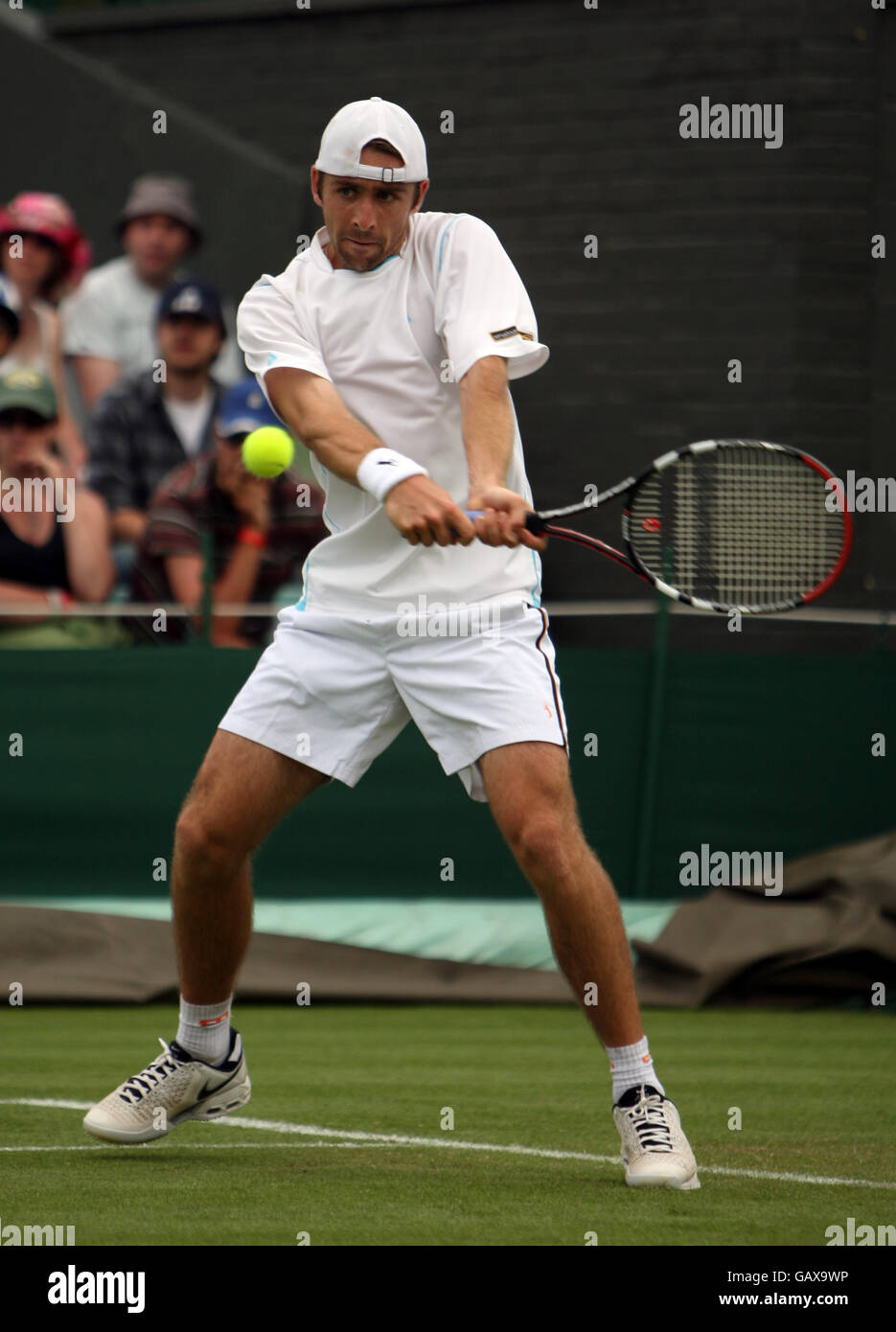 Tenis - Campeonato de Wimbledon 2008 - Día Dos - El Club de toda Inglaterra. Benjamin Becker en acción contra Nikolay Davydenko Foto de stock