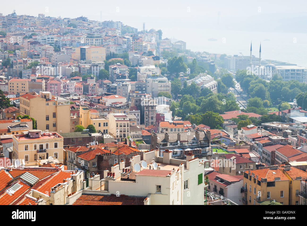 Estambul, Turquía. Paisaje urbano con el Bósforo sobre un fondo, foto tomada desde el punto de vista de la torre de Galata Foto de stock