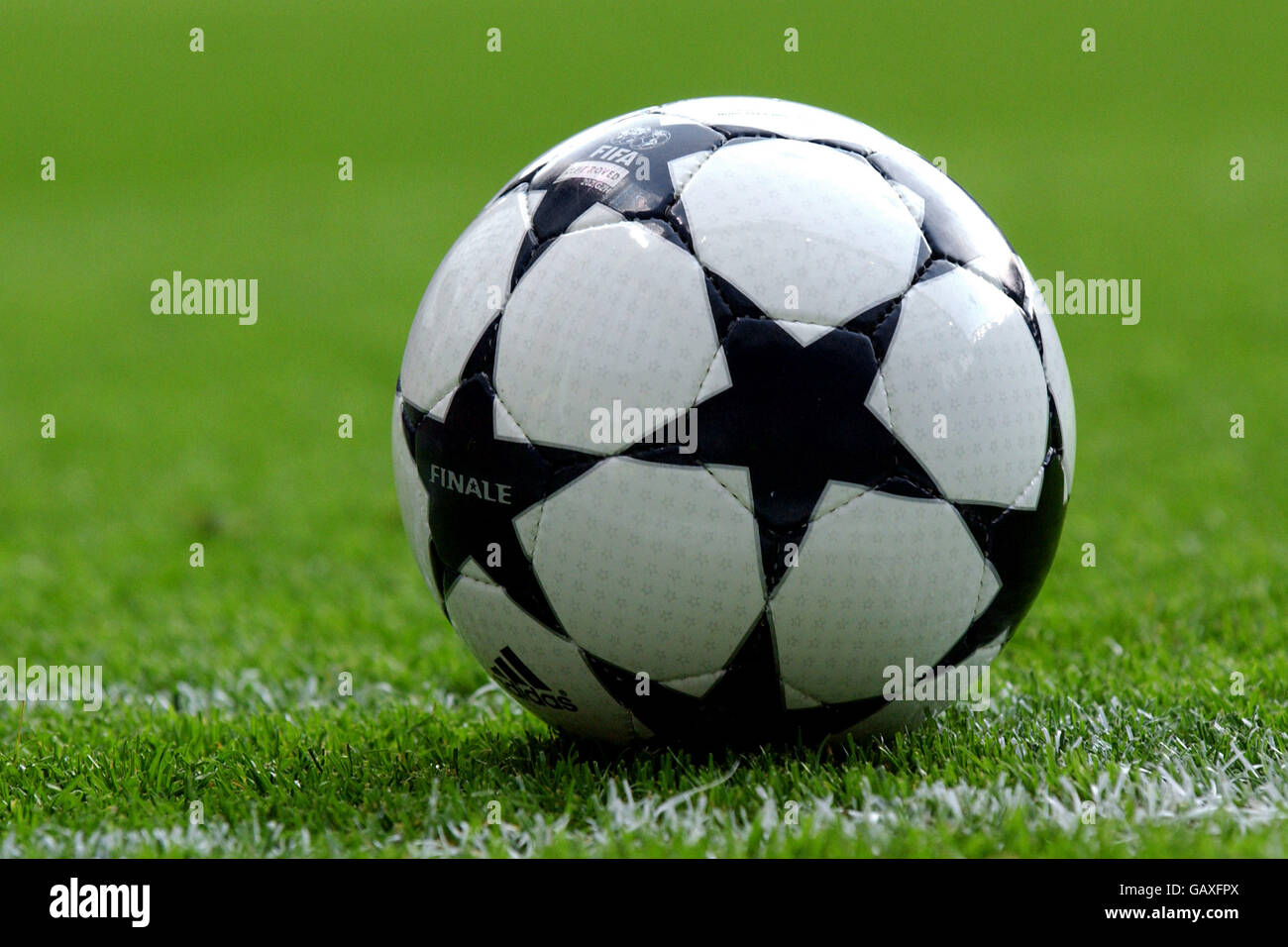 Fútbol - UEFA Champions League - Final - Juventus contra AC Milán. El balón  Adidas Finale Fotografía de stock - Alamy