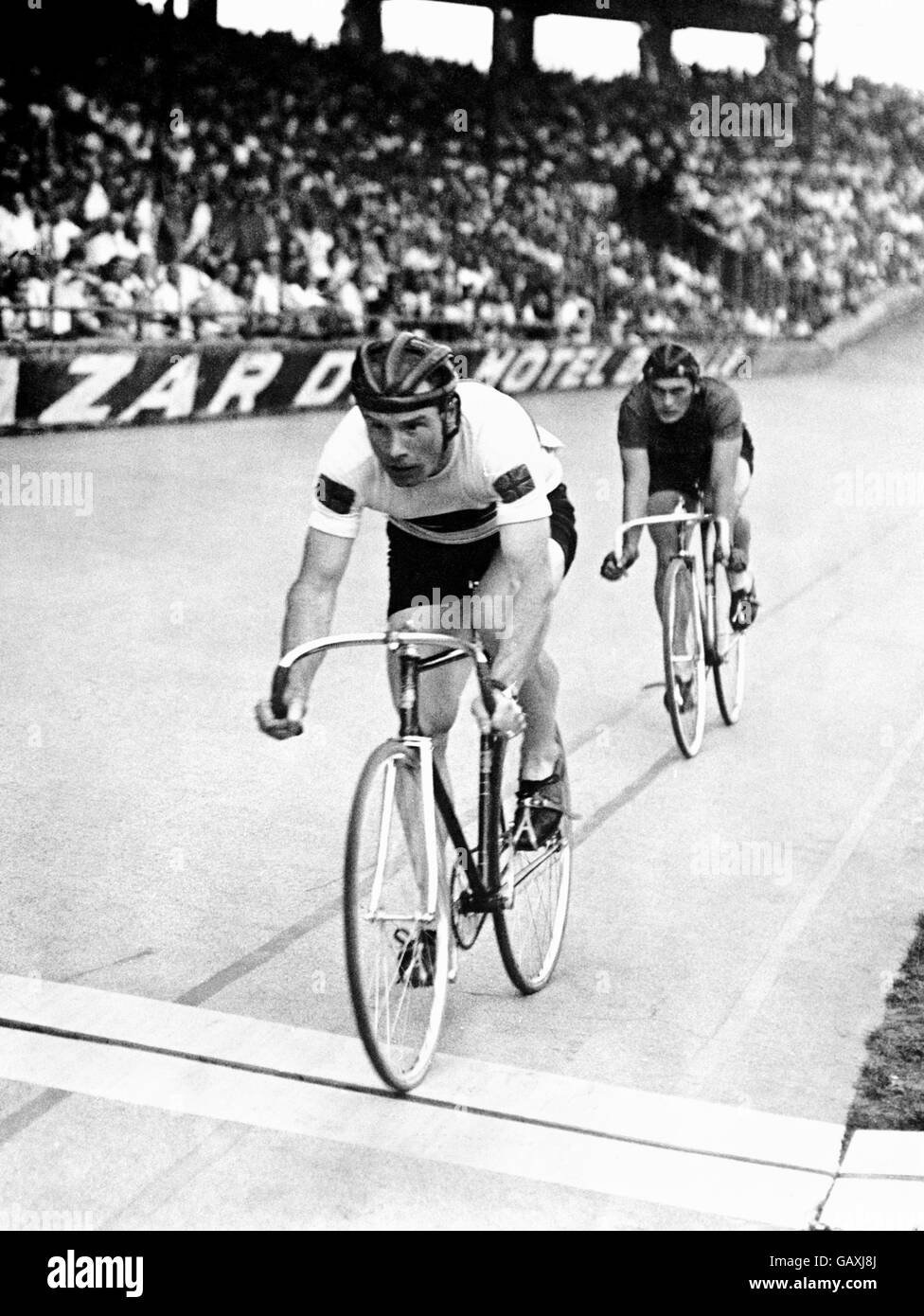 Ciclismo - Campeonato Mundial Amateur Sprint - París - 1947. Reg Harris (l) de Gran Bretaña cruza la línea para ganar el título del Campeonato Mundial. Foto de stock