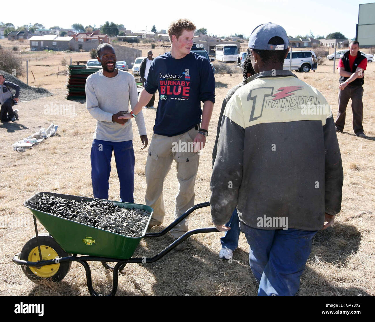 El Príncipe Harry y los miembros del Regimiento de Caballería de la Casa ayudan a reconstruir el Centro Thuso para niños discapacitados Butha Buthe, Lesotho, África. Foto de stock