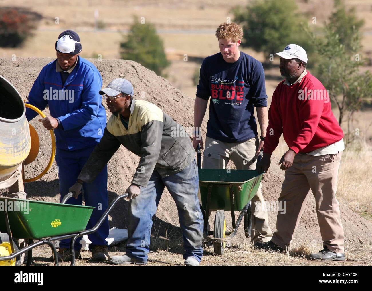 El Príncipe Harry y los miembros del Regimiento de Caballería de la Casa ayudan a reconstruir el Centro Thuso para niños discapacitados Butha Buthe, Lesotho, África. Foto de stock