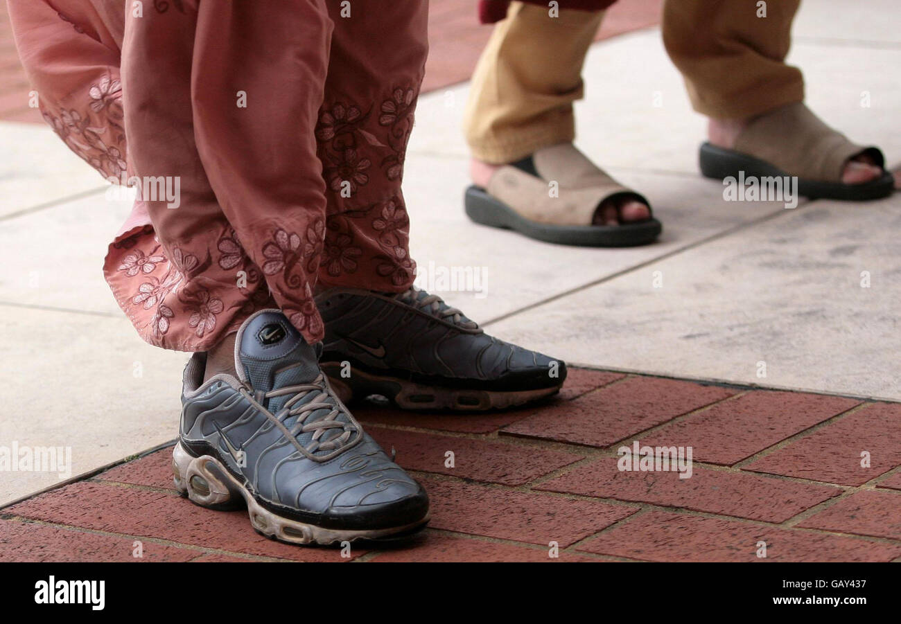 Una mujer vestida con un sari con Nike Air trainer participa en la clase de  baile Big Bollywood en la British Library, Londres Fotografía de stock -  Alamy