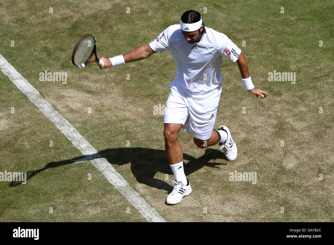 Tenis - Campeonato de Wimbledon 2008 - Día Tres - El Club de toda Inglaterra. Fernando González en acción contra Simone Bolelli Foto de stock