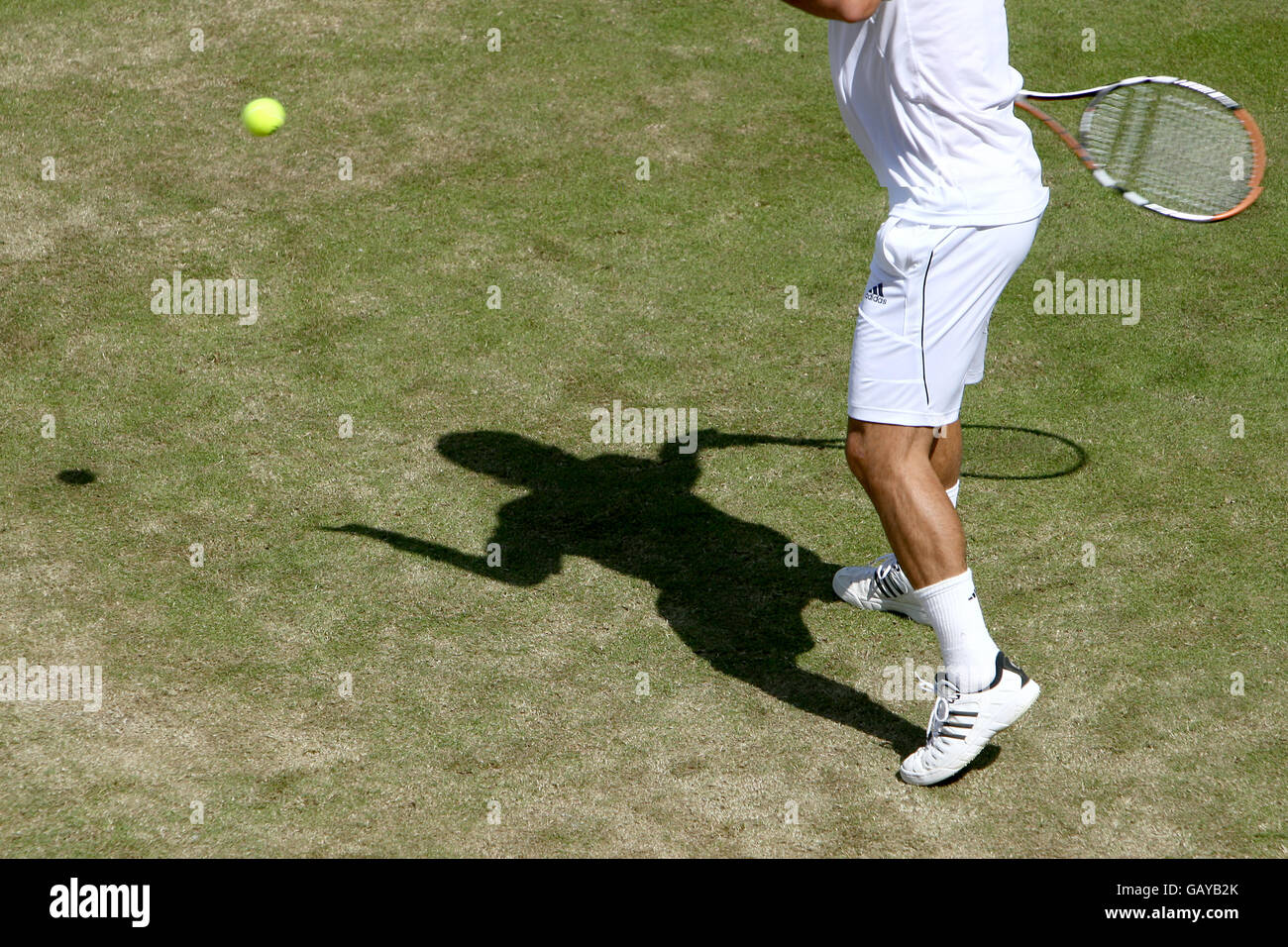 Tenis - Campeonato de Wimbledon 2008 - Día Tres - El Club de toda Inglaterra. Fernando González en acción contra Simone Bolelli Foto de stock