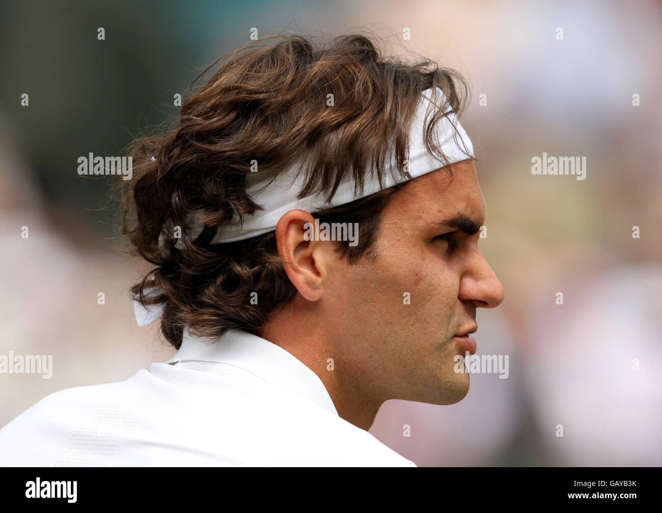 Tenis - Campeonato de Wimbledon 2008 - Día Siete - El Club de toda Inglaterra. Roger Federer tiene una banda blanca Foto de stock