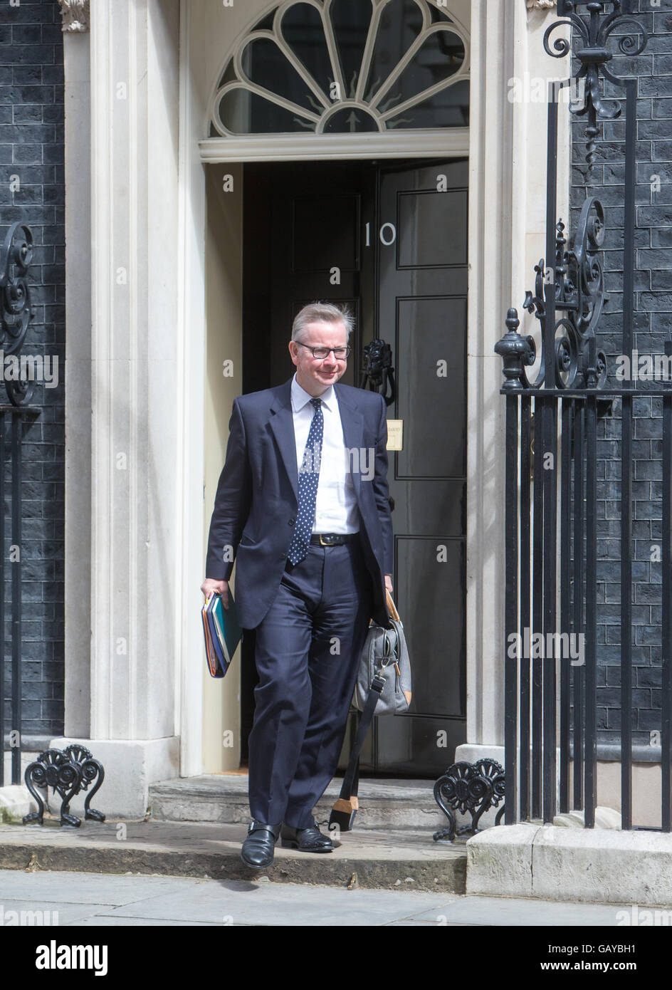 Secretario de Justicia,Michael Gove,dejando a Downing Street tras una reunión del gabinete.votó a abandonar la UE Foto de stock