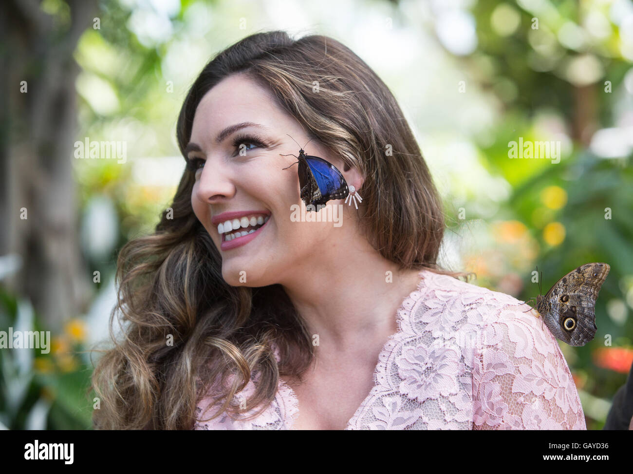 La actriz, presentadora de televisión y modelo en la cúpula de mariposas en RHS Hampton Court.Ella posa con una mariposa en su cara Foto de stock