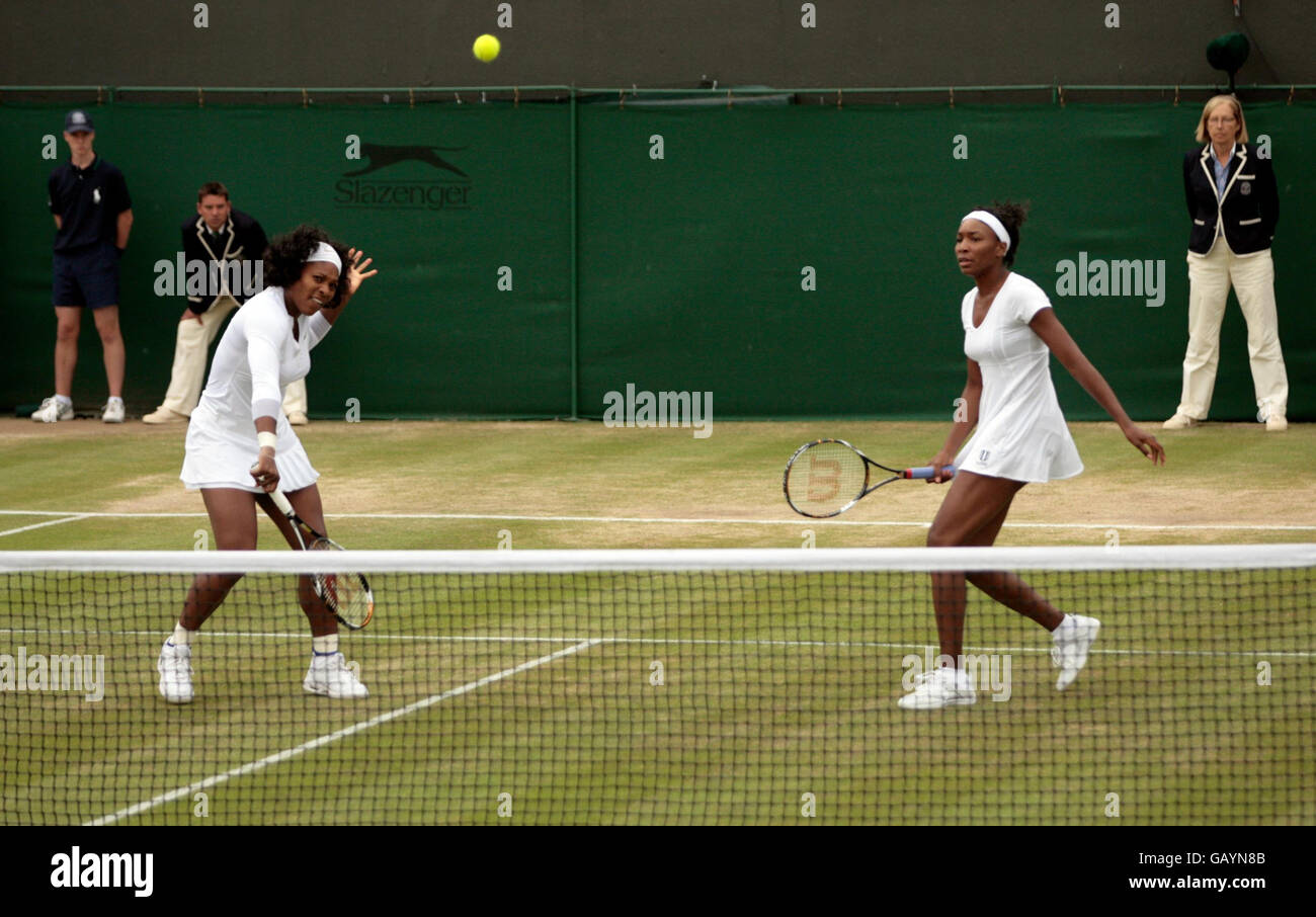 Serena (izquierda) y Venus Williams en mujeres doblan la acción durante el Campeonato de Wimbledon 2008 en el All England Tennis Club en Wimbledon. Foto de stock