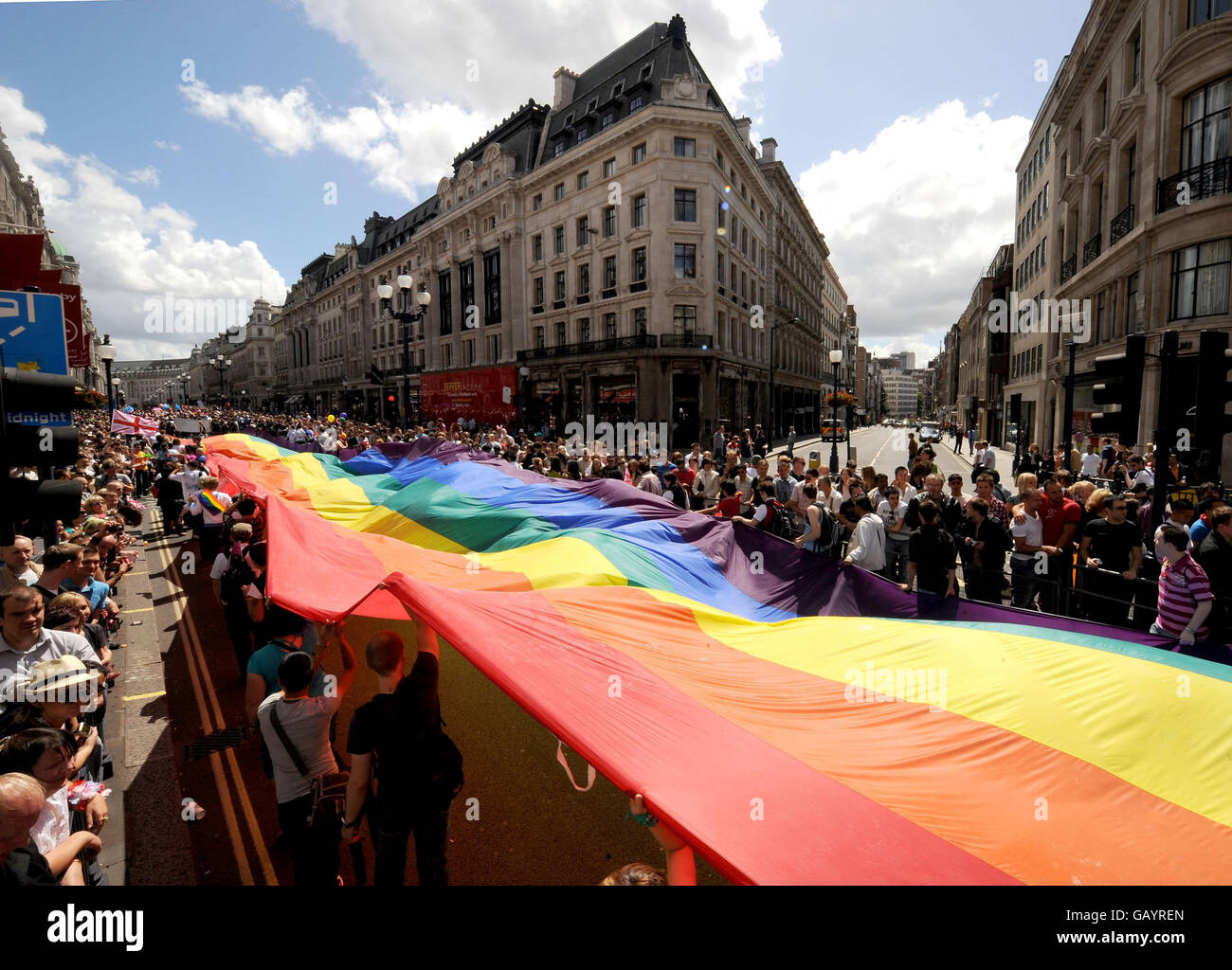 Los juerguistas participan en el desfile Pride London en Regent Street en el centro de Londres. Foto de stock