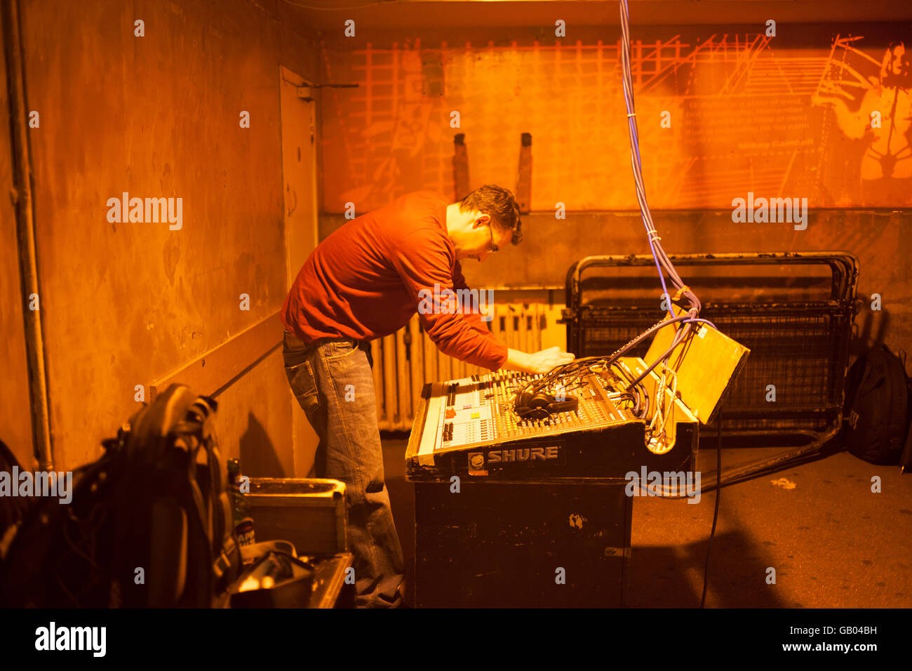 El ingeniero de sonido trabajando en Notting Hill Arts Center Foto de stock