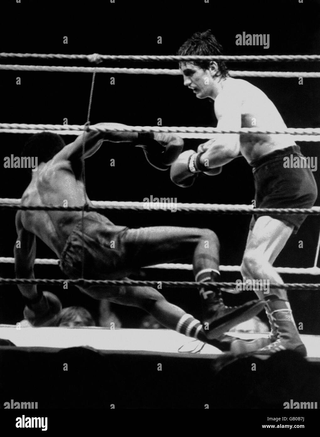 Barry McGuigan, de Irlanda, descarga Eusebio Pedroza de Panamá en el suelo Durante su lucha por el título de la WBA Foto de stock