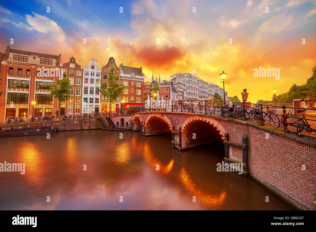 Amsterdam, Países Bajos. Atardecer sobre el puente. Foto de stock