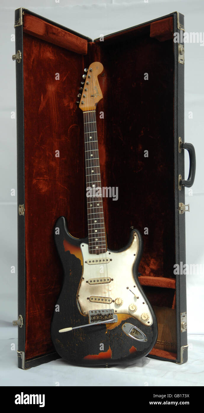 Un primer plano de Fender Stratocaster de Jimi Hendrix en 1965, la primera  guitarra quemada en el escenario por el icono del rock, en exhibición en la  galería IDEA Generation Fotografía de