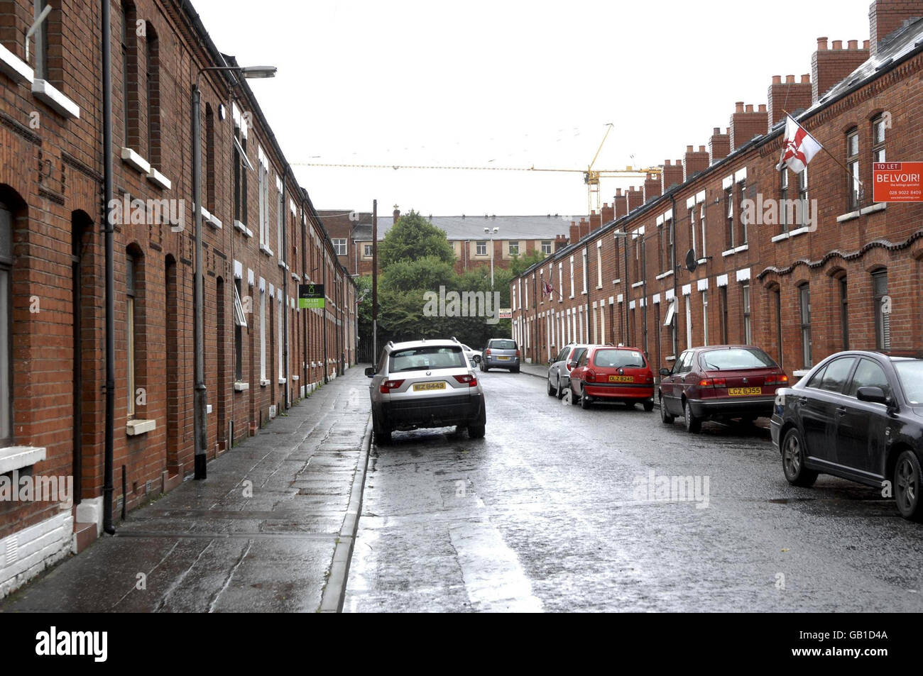 Una vista general de la carretera en Egeria, al sur de Belfast, donde un propietario colocó un cartel en la ventana que anunciaba una propiedad, diciendo 'Esta propiedad no está disponible para ningún extranjero.' Foto de stock