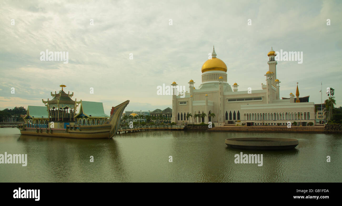 Sultán Omar Ali Saifuddin hermosa mezquita en Bandar Seri Begawan, Brunei Foto de stock