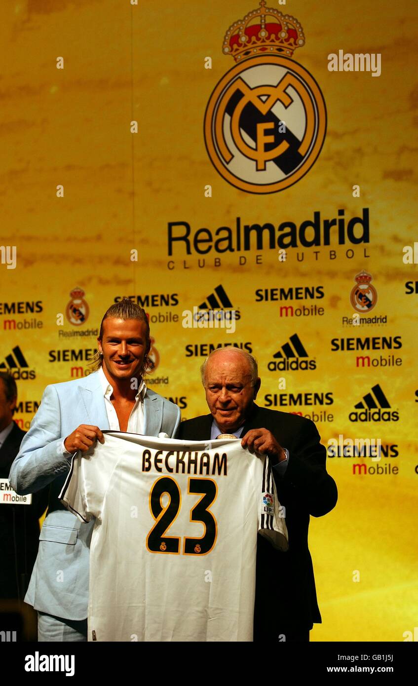 David Beckham consigue la camiseta número '23' del Real Madrid Presidente  honorario Alfredo Di Stefano Fotografía de stock - Alamy