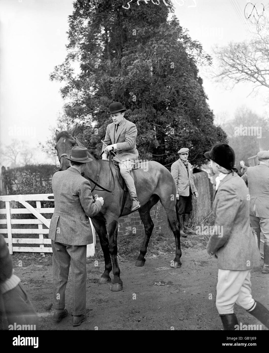 El jockey de la steeplechase John Lawrence (el futuro Señor Oaksey) monta su caballo en el encuentro Foto de stock