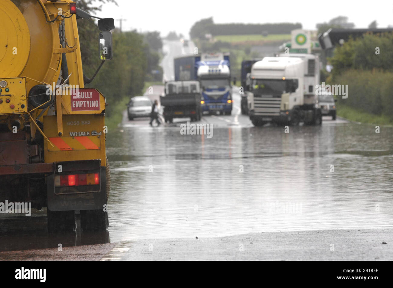 Las fuertes lluvias han hecho que la carretera del aeropuerto cerca de Moira, Condado de Down, se cierre bajo el puente ferroviario. Foto de stock
