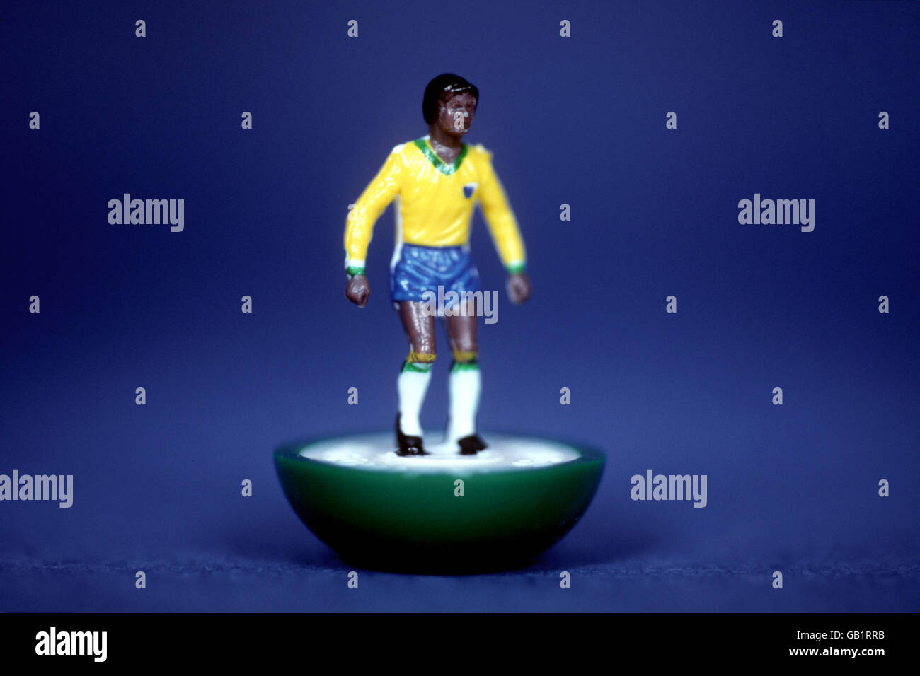 Fútbol - Subbuteo. Figura de subbuteo en kit de Brasil Foto de stock