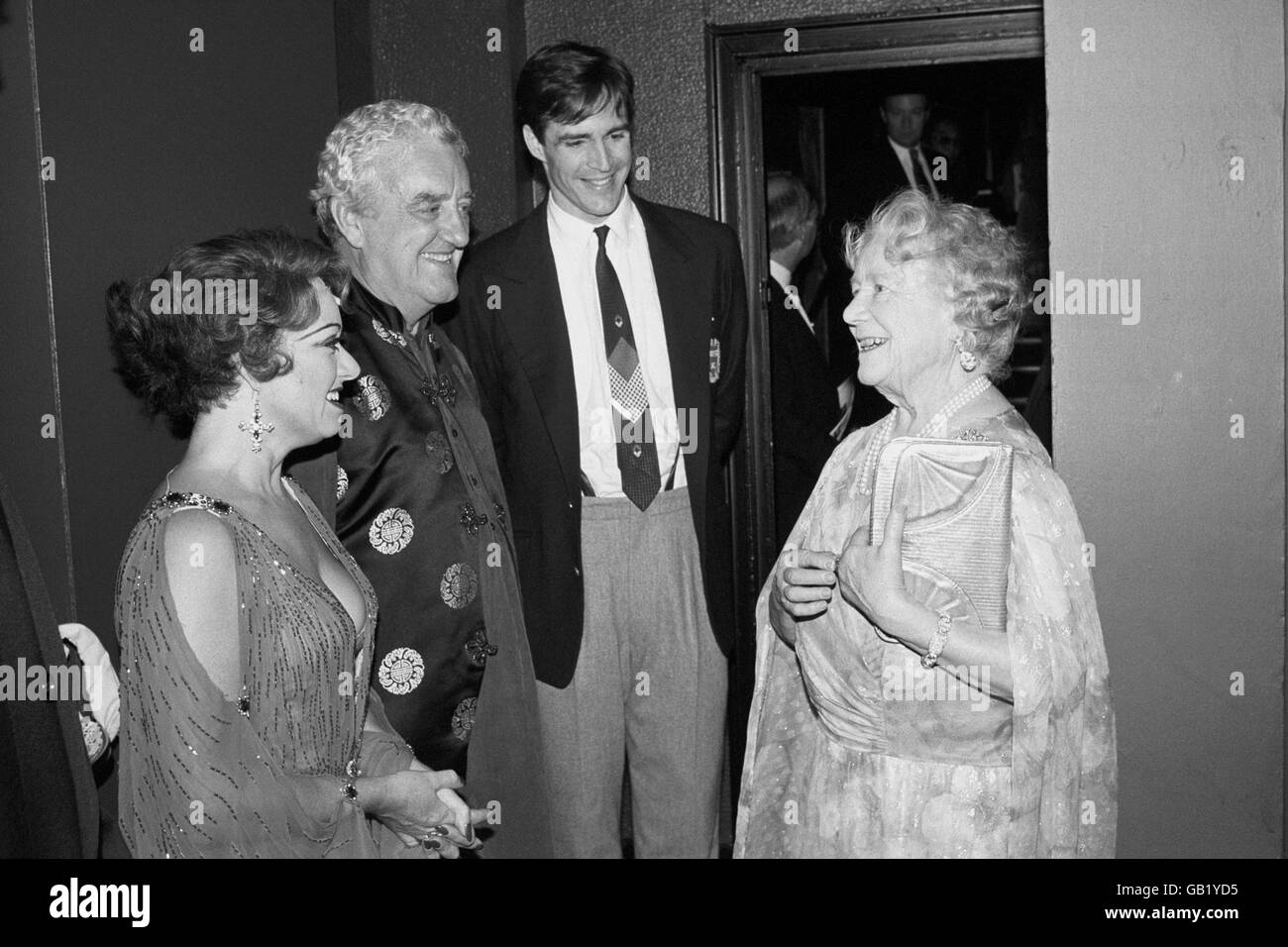 La Reina Madre, que redondeó sus celebraciones de 89th cumpleaños, se reunió con las estrellas del espectáculo 'Cualquier cosa va' después de ver una actuación en el West End de Londres. Desde la izquierda: Elaine Paige, Bernard Gibbins y Howard McGillin. Foto de stock