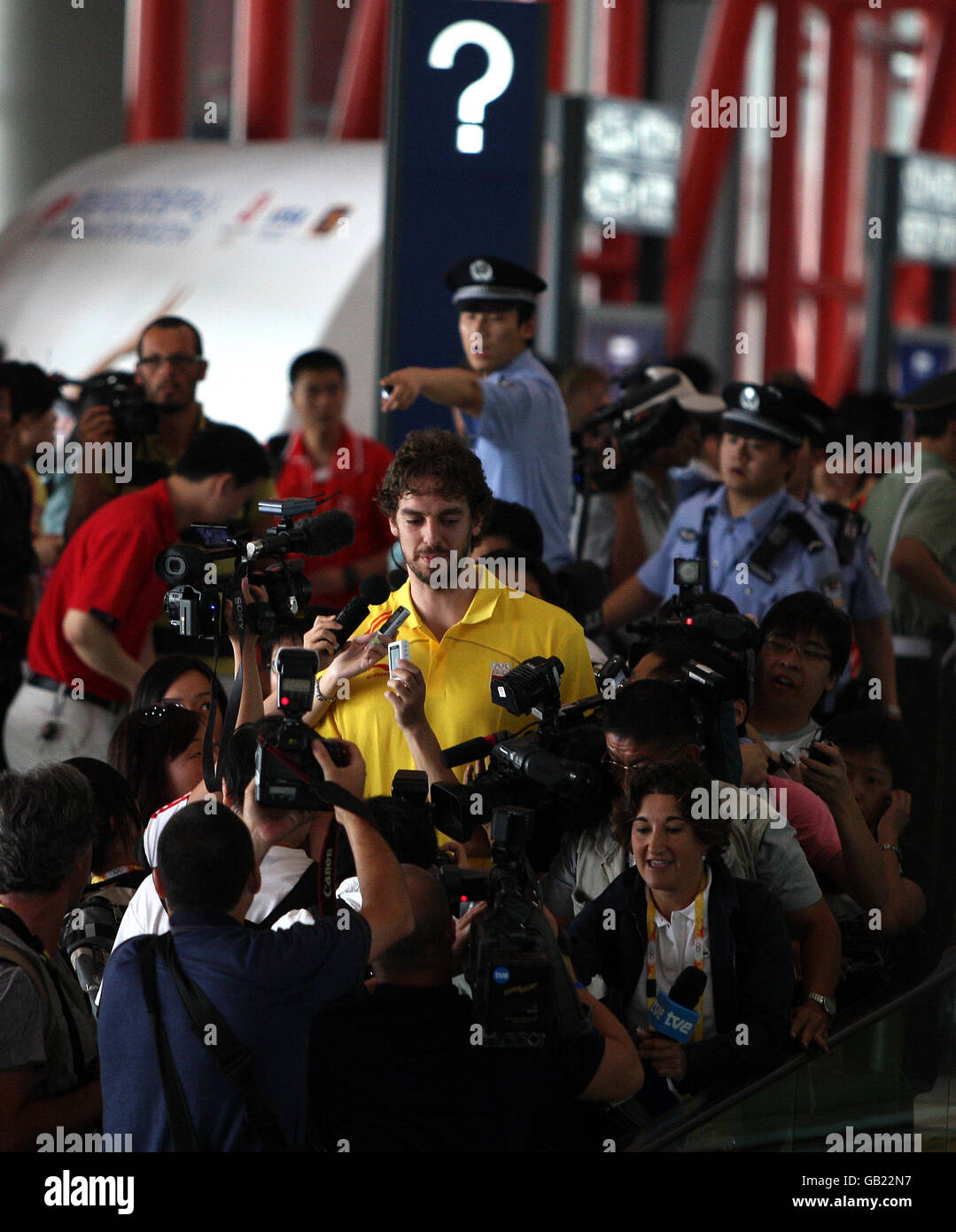 El jugador español de baloncesto Mark Gasol es mobed por los medios de comunicación cuando llega al aeropuerto de Beijing mientras continúan los preparativos para el inicio de los Juegos Olímpicos de Beijing Foto de stock