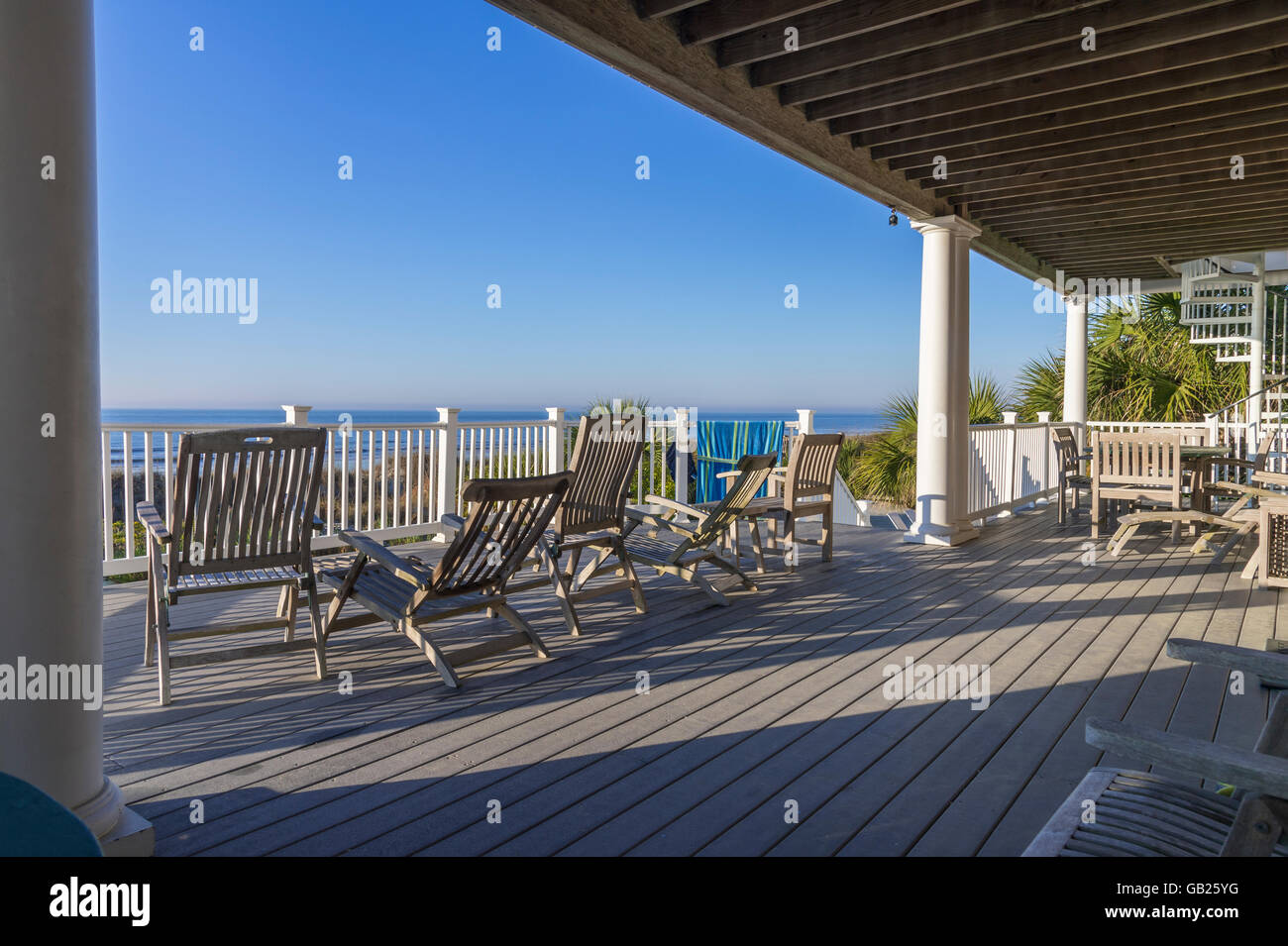 Sillas de cubierta Cubierta exterior patio con sol y palmeras, Playa en Hilton Head, Carolina del Sur, EE.UU. Foto de stock