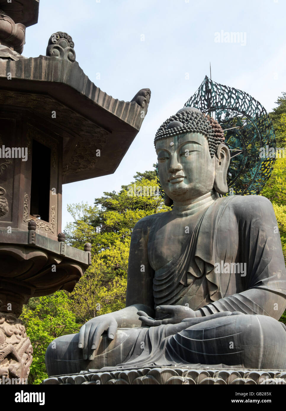 Daebu Tongil estatua de Buda en el Parque Nacional de Seoraksan cerca de Sokcho, provincia de Gangwon, Corea del Sur, de Asia, de la Biosfera por la UNESCO reserv Foto de stock