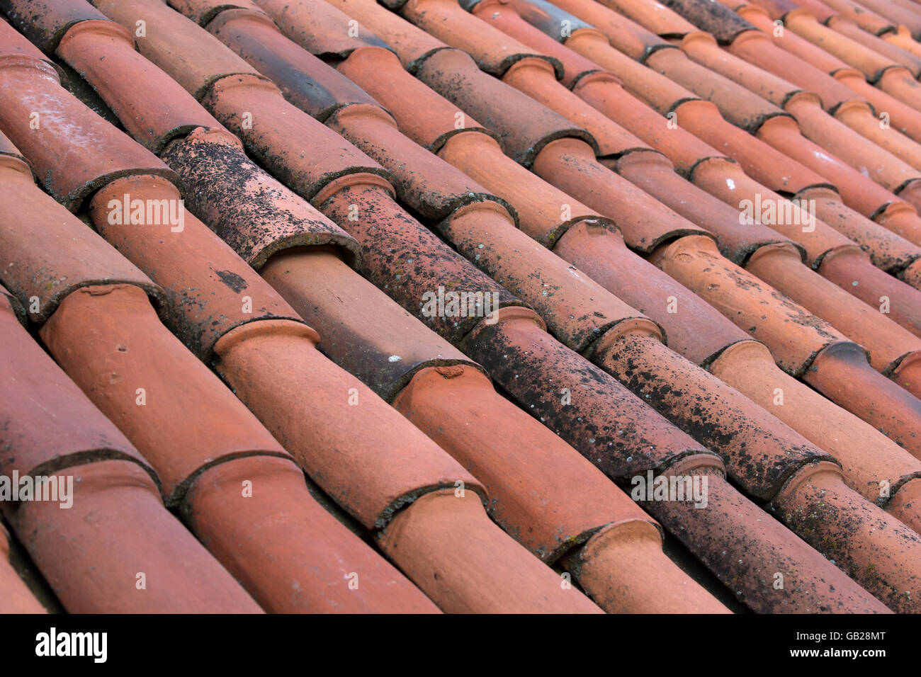 Techo de tejas de arcilla de textura. Trama de fondo rojo Foto de stock