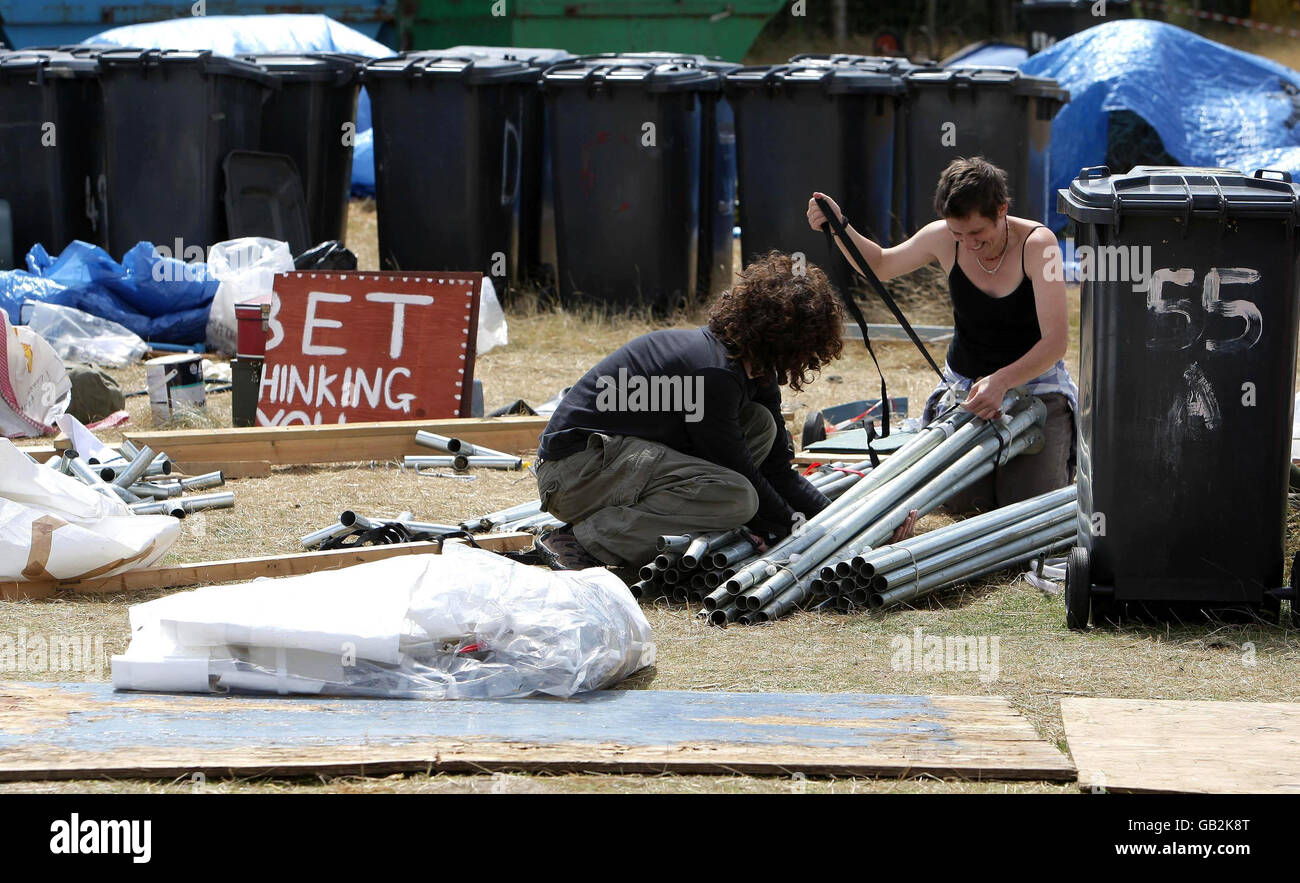 Activistas ambientalistas comienzan a desmantelar el campamento climático cerca de la central eléctrica de Kingsnorth, Kent, después de una semana de protestas contra los planes de construir una nueva central de carbón en el sitio. Foto de stock