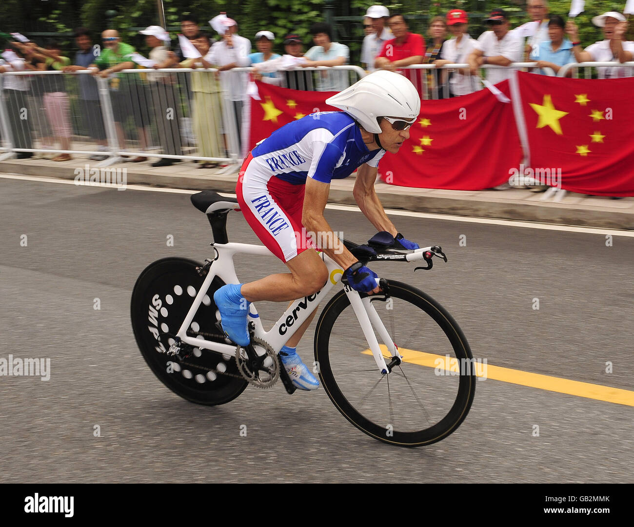 Jeannie Longo Ciprelli, de Francia, monta hoy en el Juicio de Tiempo Individual de las Mujeres en los Juegos Olímpicos de Beijing, China. Foto de stock