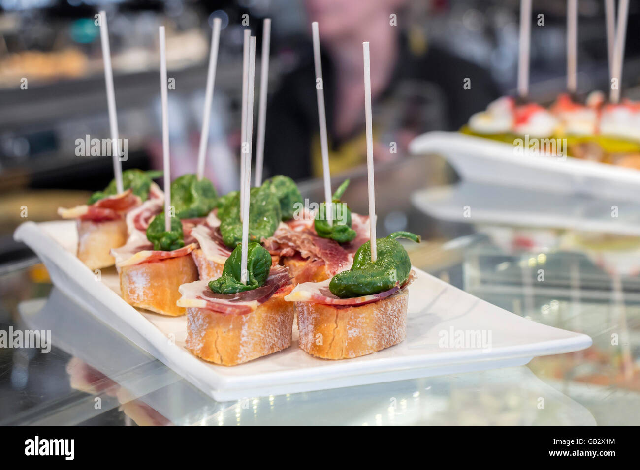 Pintxos tapas o canapés españoles famosos parte finger food Foto de stock