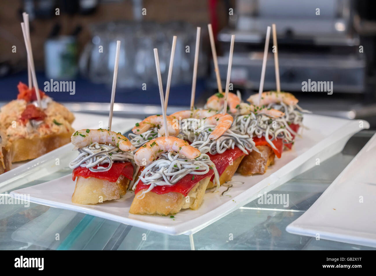 Pintxos tapas o canapés españoles famosos parte finger food Foto de stock