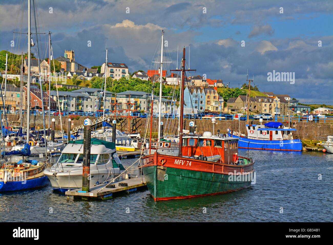 Milford Haven, Gales - barcos de pesca y otras embarcaciones más pequeñas en el cielo de Milford Foto de stock